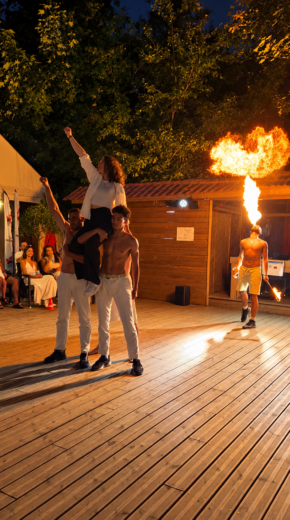 Animation avec artistes et spectacle de feu en extérieur
